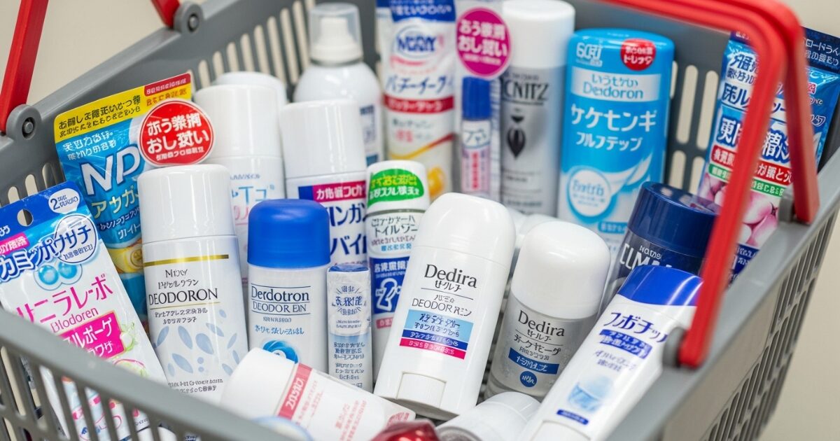買い物かごに入った複数ブランドのデオドラント製品の比較
