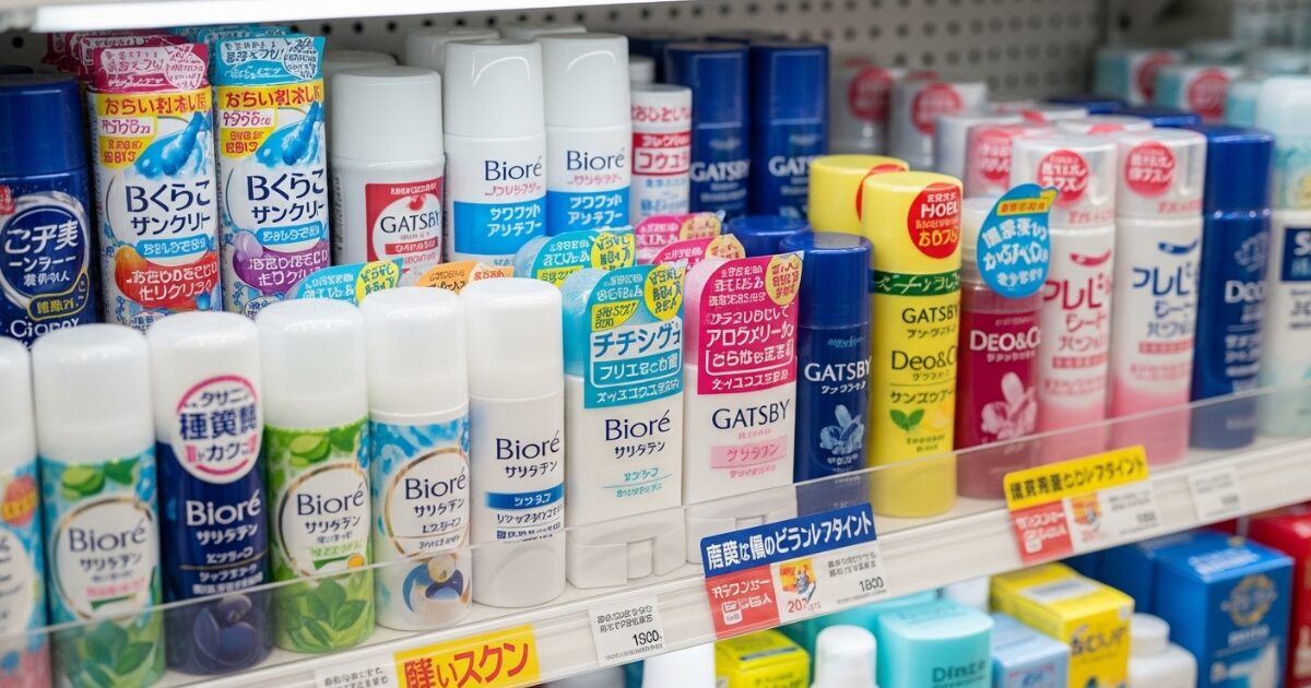 ドラッグストアの棚に並ぶ多種類のデオドラントスプレーと制汗剤