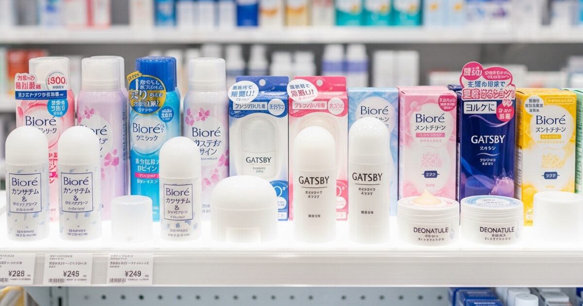 デオドラント製品が整然と並ぶドラッグストアの陳列棚