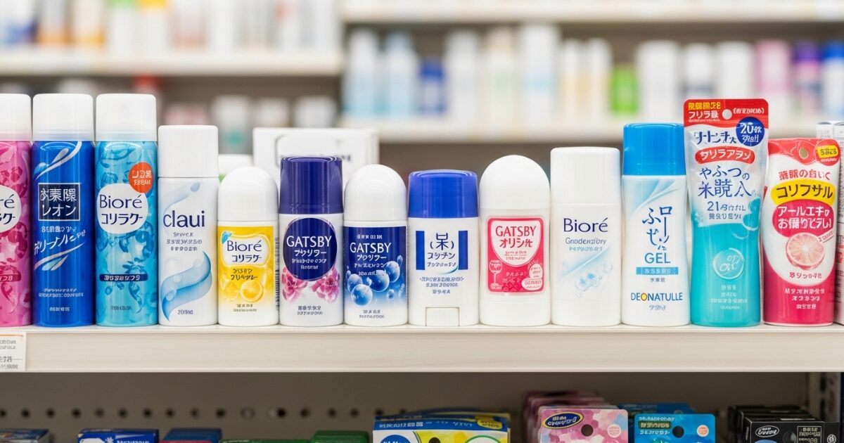 制汗スプレーやロールオンが並ぶ店頭ディスプレイの一覧