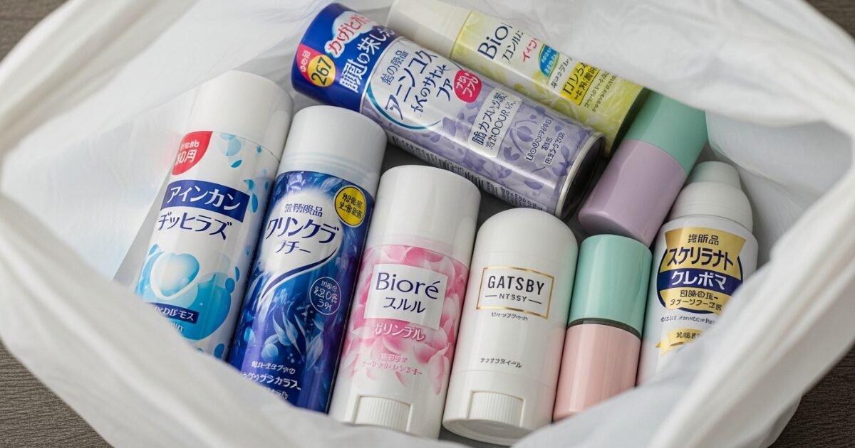 バッグの中に入った多種類のデオドラントスプレーとロールオン