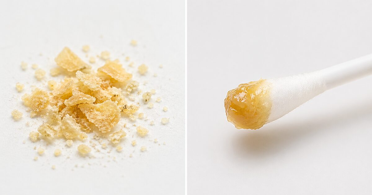 乾いた粉状の耳垢と、綿棒にしっとり付着した耳垢を左右に並べた比較画像