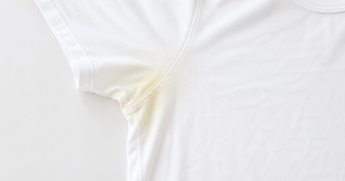 白い衣類の脇部分に薄い黄ばみがある写真