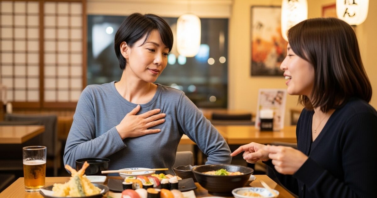 和食を囲んで会話する女性同士の楽しい食事シーン